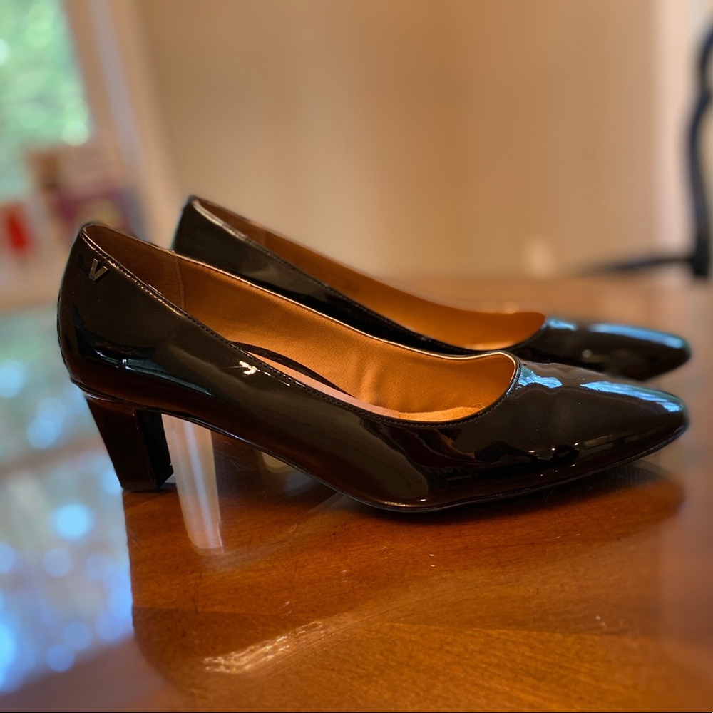 Vionic kitten heel pumps - black patent leather